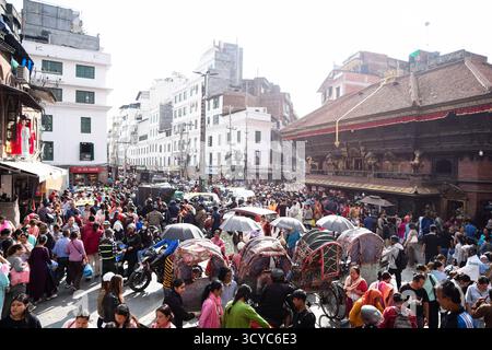 Kathmandu, Nepal. 18. Oktober 2025. Ausgehend von Dhanteras hat das zweite große Hindufest Tihar offiziell begonnen, in dem die Öffentlichkeit am Samstag, den 18. Oktober 2025, Gold, Silber und andere Gegenstände für die Feierlichkeiten kauft. Traditionell kaufen die Menschen Gold und Silber auf Dhanteras als Teil der Festivalrituale. Foto: Safal Prakash Shrestha Credit: Safal Prakash Shrestha/Alamy Live News Stockfoto