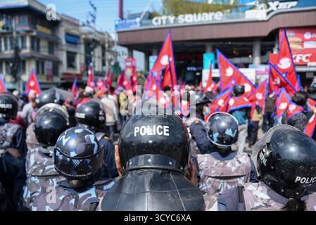 Kathmandu, Nepal. 18. Oktober 2025. Die Polizei umzingelt und stoppt Mitglieder der royalistischen Gruppe Shahi Yuwa Shakti Nepal und andere Anhänger der Monarchie, die sich am Samstag, den 18. Oktober in Samakhusi, Kathmandu, Nepal, versammelt haben. 2025. die Demonstranten hatten eine Motorradrallye von Samakhusi und Ekantakuna zum Narayanhiti-Palast geplant, in der die Wiedereinsetzung der Monarchie und eine korruptionsfreie Gesellschaft gefordert wurden. Foto: Safal Prakash Shrestha Credit: Safal Prakash Shrestha/Alamy Live News Stockfoto