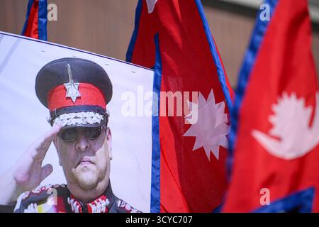 Kathmandu, Nepal. 18. Oktober 2025. Ein Foto des ehemaligen Königs Gyanendra ist neben der Nationalflagge während eines Treffens royalistischer Anhänger in Samakhusi, Kathmandu, Nepal, am Samstag, den 18. Oktober, zu sehen. 2025 Foto: Safal Prakash Shrestha Credit: Safal Prakash Shrestha/Alamy Live News Stockfoto
