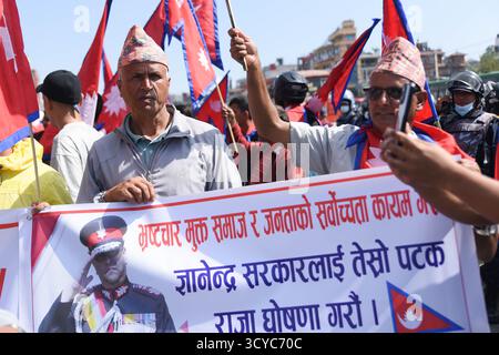 Kathmandu, Nepal. 18. Oktober 2025. Mitglieder der royalistischen Gruppe Shahi Yuwa Shakti Nepal und andere Anhänger der Monarchie versammeln sich am Samstag, den 18. Oktober, in Samakhusi, Kathmandu, Nepal. 2025. Sie hatten eine Motorradrallye von Samakhusi und Ekantakuna zum Narayanhiti-Palast geplant und die Wiedereinsetzung der Monarchie und eine korruptionsfreie Gesellschaft gefordert Foto: Safal Prakash Shrestha Credit: Safal Prakash Shrestha/Alamy Live News Stockfoto
