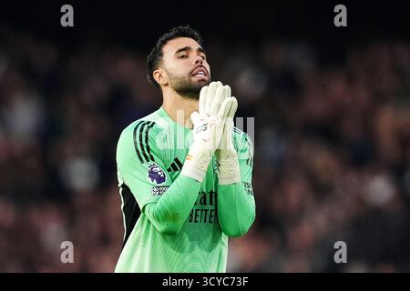 Arsenal-Torhüter David Raya reagiert, nachdem Riccardo Calafiori ein Tor im Premier League-Spiel in Craven Cottage, London, ausschließt. Bilddatum: Samstag, 18. Oktober 2025. Stockfoto