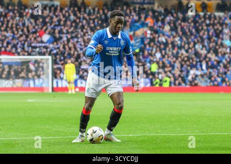 Glasgow, Großbritannien. Oktober 2025. Rangers FC spielte Dundee United FC im Ibrox Stadium in Glasgow in einem Spiel der schottischen Premiership. Das Finale war die Rangers 2:2 Dundee United. Djeidi Gassama (R23) läuft mit dem Ball.Credit: Findlay/Alamy Live News Stockfoto