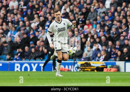 Glasgow, Großbritannien. Oktober 2025. Rangers FC spielte Dundee United FC im Ibrox Stadium in Glasgow in einem Spiel der schottischen Premiership. Das Finale war die Rangers 2:2 Dundee United. Ivan Dolcek (D19) vermeidet einen Tackle von John Souttar (R5). Quelle: Findlay/Alamy Live News Stockfoto