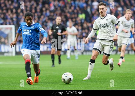 Glasgow, Großbritannien. Oktober 2025. Rangers FC spielte Dundee United FC im Ibrox Stadium in Glasgow in einem Spiel der schottischen Premiership. Das Finale war die Rangers 2:2 Dundee United. Jayden Meghoma (R30) und Ivan Dolcek (D19) laufen auf den Ball zu. Quelle: Findlay/Alamy Live News Stockfoto