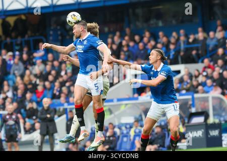 Glasgow, Großbritannien. Oktober 2025. Rangers FC spielte Dundee United FC im Ibrox Stadium in Glasgow in einem Spiel der schottischen Premiership. Das Finale war die Rangers 2:2 Dundee United. John Souttar (R5) springt an den Ball und Thelo Aasgaard (R11) in der Nähe. Quelle: Findlay/Alamy Live News Stockfoto