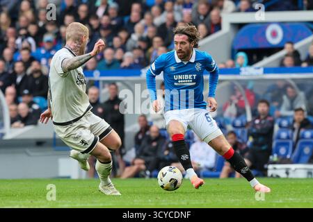 Glasgow, Großbritannien. Oktober 2025. Rangers FC spielte Dundee United FC im Ibrox Stadium in Glasgow in einem Spiel der schottischen Premiership. Das Finale war die Rangers 2:2 Dundee United. Joe Rothwell (R6) übertrifft Craig Sibbald (D14) Credit: Findlay/Alamy Live News Stockfoto