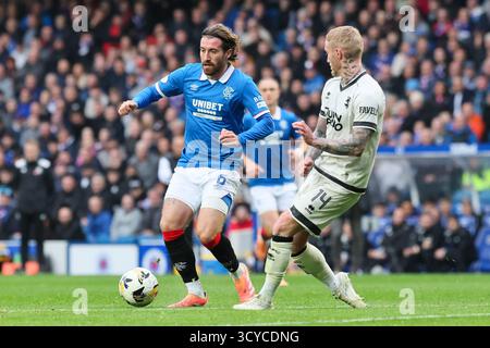 Glasgow, Großbritannien. Oktober 2025. Rangers FC spielte Dundee United FC im Ibrox Stadium in Glasgow in einem Spiel der schottischen Premiership. Das Finale war die Rangers 2:2 Dundee United. Joe Rothwell (R6) übertrifft Craig Sibbald (D14) Credit: Findlay/Alamy Live News Stockfoto