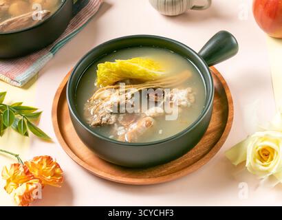 Ginseng-Glutinous Reis Chicken Suppe serviert in Schüssel auf Holztablett Seitenansicht von taiwan heiße Suppe Stockfoto