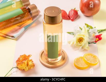 Rote Datteln und Wolfberry Tea in der Flasche serviert, isoliert auf der Hintergrund-Seitenansicht des taiwan Drinks Stockfoto