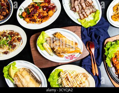 Gebratener Fischkiefer, gebratener Fischmaw, Ananas-Garnelenbällchen, sizzling Tofu, gegrilltes gesalzenes Schweinefleisch, Kung Pao Hühnchen, geschmorte Schweinefüße, serviert in der Diss Stockfoto