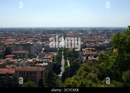 Blick aus der Vogelperspektive auf die gerade lange Allee in Bergamo, Panoramablick auf die Stadt mit grünen Hügeln und sonnenbeleuchteten Dächern, Bergamo, Italien Stockfoto