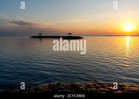 Wunderschöner Sonnenaufgang im Pantai Karang in Sanur Bali Indonesien Stockfoto