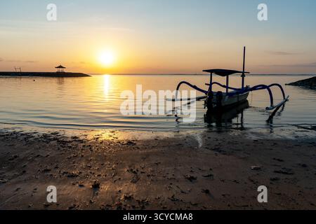 Wunderschöner Sonnenaufgang im Pantai Karang in Sanur Bali Indonesien Stockfoto