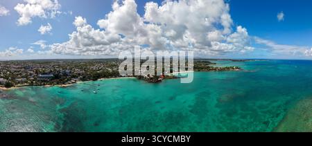 Coin de Mire oder Gunner's Quoin Island, Mauritius: Ein dramatischer Panoramablick aus der Luft, der die berühmte Insel mit flacher Decke, die majestätisch aufsteigt, erfasst Stockfoto
