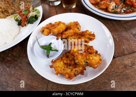 Ein Teller mit Bakwan-Jagung oder Maisfritter schmeckt indonesisches Essen Stockfoto