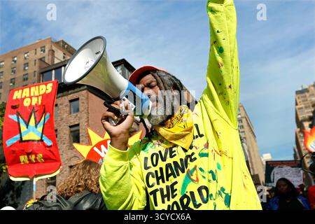 New York, Usa. Oktober 2025. Ein Demonstrant schreit durch ein Bullhorn während des marsches auf der Seventh Avenue bei der No Kings Demonstration am Samstag, den 18. Oktober 2025 in New York City. Überall in den USA protestierten Menschen gegen die aktuelle Politik der Trump-Regierung. Foto: Peter Foley/UPI Credit: UPI/Alamy Live News Stockfoto