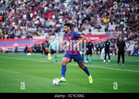 Barcelona, Spanien. Oktober 2025. Araujo in Aktion beim LaLiga EA Sports Spiel zwischen dem FC Barcelona und Girona FC bei den Estadi Olimpic Lluis Companys. Quelle: Christian Bertrand/Alamy Live News Stockfoto