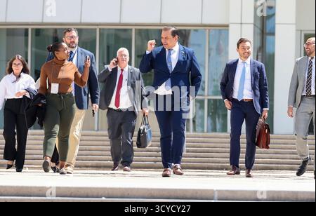 CENTRAL ISLIP, NEW YORK – 13. AUGUST: George Santos, ehemaliger Repräsentant aus New York, trifft am Bundesgericht ein. Santos bittet um eine teilweise anonyme Jury, während die Staatsanwaltschaft darauf dringt, einige seiner vergangenen Wahlkampagnen als Beweis zuzugeben, als der in Ungnade geratene New York Republikaner am 13. August 2024 in Central Islip, New York People: George Santos Credit: Storms Media Group/Alamy Live News Stockfoto