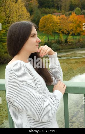 Profil Porträt der nachdenklichen brünetten Frau in der HerbstNatur Stockfoto