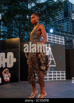 Ein Model läuft auf der Modenschau Jessica Agenord, die während des MAD Festivals in Montreal, Quebec, Kanada stattfindet Stockfoto