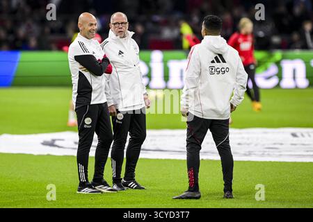 AMSTERDAM: Ajax-Assistenztrainer Marcel Keizer, Ajax-Trainer Johnny Heitinga und Ajax-Assistenztrainer Urby Emanuelson vor dem niederländischen Eredivisie-Spiel zwischen AFC Ajax und AZ in der Johan Cruijff Arena am 18. Oktober 2025 in Amsterdam. ANP OLAF KRAAK Stockfoto