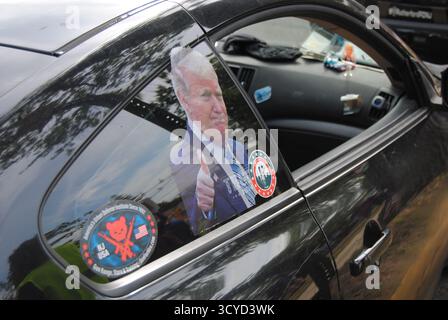 Rutherford, New Jersey, USA - 18. Oktober 2025: Aufkleber in einem Beifahrerfenster von Präsident Donald Trump, der die Daumen hochlegt. Stockfoto
