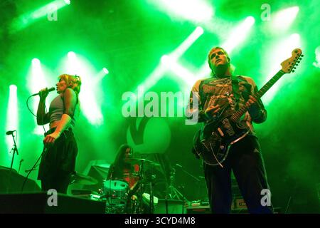 Oslo, Norwegen. Oktober 2025. Die US-amerikanische Punkrock-Band Snooper gibt ein Live-Konzert in der Sentrum Scene in Oslo. Hier ist Sänger Blair Tramel live mit Gitarrist Connor Cummins auf der Bühne zu sehen. Stockfoto