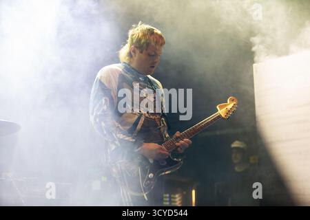 Oslo, Norwegen. Oktober 2025. Die US-amerikanische Punkrock-Band Snooper gibt ein Live-Konzert in der Sentrum Scene in Oslo. Hier ist Gitarrist Connor Cummins live auf der Bühne zu sehen. Stockfoto