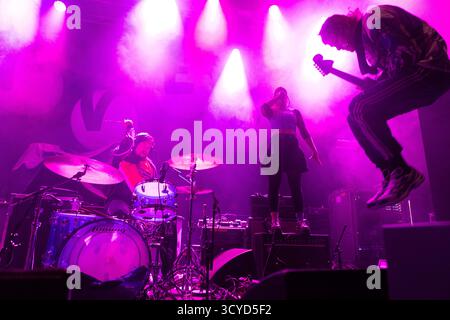 Oslo, Norwegen. Oktober 2025. Die US-amerikanische Punkrock-Band Snooper gibt ein Live-Konzert in der Sentrum Scene in Oslo. Hier ist Sänger Blair Tramel live mit Gitarrist Connor Cummins auf der Bühne zu sehen. Stockfoto