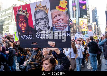 New York, NY, USA. Oktober 2025. Tausende von No Kings Demonstranten zogen vom Pater Duffy Square an der 47th Street die Seventh Avenue hinunter zur 14th Street, um gegen die Trump-Regierung und ihre Politik zu protestieren. Quelle: Ed Lefkowicz/Alamy Live News Stockfoto