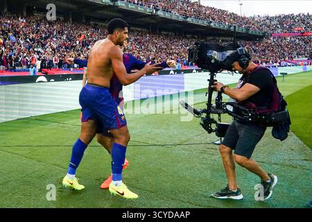 Barcelona, Spanien. Oktober 2025. Ronald Araujo vom FC Barcelona feiert, nachdem er 2-1 beim Spiel La Liga EA Sports zwischen dem FC Barcelona und Girona FC im Lluis Companys Stadium am 18. Oktober 2025 in Barcelona erzielte. (Foto: Bagu Blanco/PRESSIN) Credit: PRESSINPHOTO SPORTS AGENCY/Alamy Live News Stockfoto