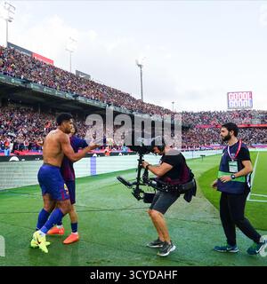 Barcelona, Spanien. Oktober 2025. Ronald Araujo vom FC Barcelona feiert, nachdem er 2-1 beim Spiel La Liga EA Sports zwischen dem FC Barcelona und Girona FC im Lluis Companys Stadium am 18. Oktober 2025 in Barcelona erzielte. (Foto: Bagu Blanco/PRESSIN) Credit: PRESSINPHOTO SPORTS AGENCY/Alamy Live News Stockfoto