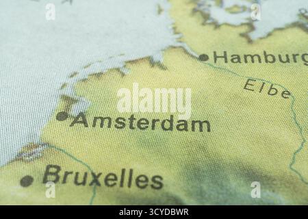 Das Bild zeigt eine regionale Karte mit Schwerpunkt Westeuropa, die Amsterdam Niederlande und Hamburg Deutschland hervorhebt. Die Karte enthält Wasserkörper, grüne V Stockfoto