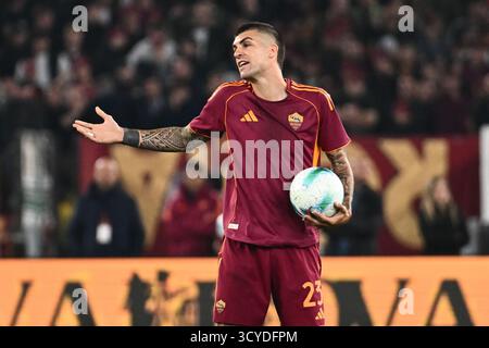 Rom, Italien. Oktober 2025. Gianluca Mancini von AS Roma gestet während des Spiels der Serie A zwischen AS Roma und dem FC Internazionale im Olympiastadion in Rom, Italien am 18. Oktober 2025. Quelle: Nicola Ianuale/Alamy Live News Stockfoto