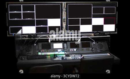 TV-Studio mit Monitoren und TV-Ausstattung für Live-TV-Shows Stockfoto