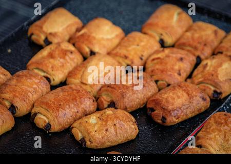 Frisch gebackenes, flockiges französisches Pain au Chocolat in einer handwerklichen Bäckerei in der Altstadt oder Vieille Ville in Nizza, Frankreich Stockfoto