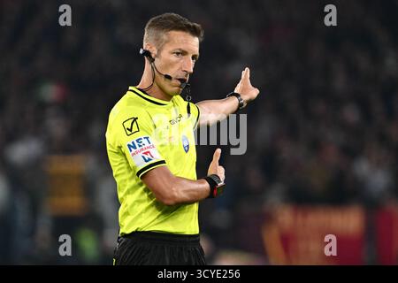 Rom, Italien. Oktober 2025. Schiedsrichter Davide Massa beim Spiel der Serie A zwischen AS Roma und FC Internazionale im Olympiastadion in Rom, Italien am 18. Oktober 2025. Quelle: Nicola Ianuale/Alamy Live News Stockfoto