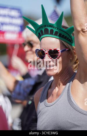 North Charleston, Vereinigte Staaten von Amerika. 18. Oktober 2025. Eine Frau, die eine Statue der Freiheitskrone trägt, hält ein Protestzeichen, das US-Präsident Donald Trump während der „No Kings“-Kundgebung am 18. Oktober 2025 in North Charleston, South Carolina, verurteilt. Eine geschätzte Menschenmenge von 1500 Menschen demonstriert friedlich, um ihre Opposition gegen Trumps autoritäre Politik zu zeigen. Quelle: Richard Ellis/Richard Ellis/Alamy Live News Stockfoto