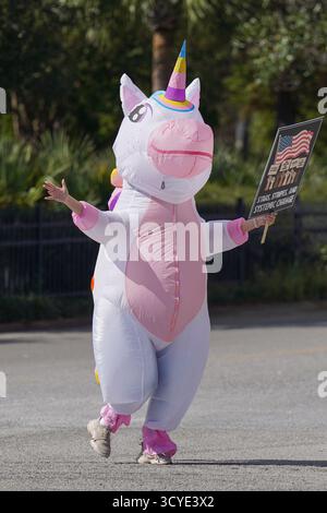 North Charleston, Vereinigte Staaten von Amerika. 18. Oktober 2025. Während der „No Kings“-Kundgebung am 18. Oktober 2025 in North Charleston, South Carolina, tanzt ein Demonstrant in einem Einhornkostüm für den vorbeifahrenden Verkehr. Eine geschätzte Menschenmenge von 1500 Menschen demonstriert friedlich, um ihre Opposition gegen Trumps autoritäre Politik zu zeigen. Quelle: Richard Ellis/Richard Ellis/Alamy Live News Stockfoto