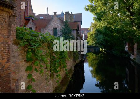 Blick auf den Kanal von der Bonifacius-Brücke Brügge Belgien. Der ruhige Kanal von der Bonifacius-Brücke in Brügge, Belgien. Stockfoto