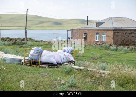 Paravani See mit einer kleinen Insel und umliegenden Wiesen auf dem Javakheti Plateau. Javakheti, Georgien. 18. Juli 2020. Stockfoto