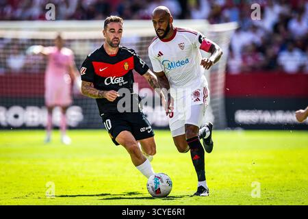 Sevilla, Espagne. Oktober 2025. Sergi DARDER von RCD Mallorca und Marcos DO NASCIMENTO TEIXEIRA (Marcao) von Sevilla FC während des spanischen Meisterschaftsspiels LaLiga zwischen Sevilla FC und RCD Mallorca am 18. Oktober 2025 im Estadio Ramon Sanchez Pizjuan in Sevilla, Spanien - Foto Rafael Roman/Matthieu Mirville/DPPI Credit: DPPI Media/Alamy Live News Stockfoto