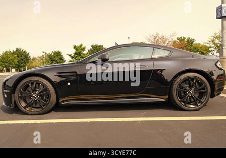 Chicago, Illinois, USA - 08. September 2024: 2008 Aston Martin V12 Vantage GT schwarzer Sportwagen, Seitenansicht. Aston Martin V12 Vantage GT. Cabriolet Stockfoto