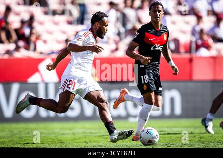 Sevilla, Espagne. Oktober 2025. Chidera EJUKE von Sevilla FC und Mateo JOSEPH von RCD Mallorca während der spanischen Meisterschaft LaLiga Fußball Spiel zwischen Sevilla FC und RCD Mallorca am 18. Oktober 2025 im Estadio Ramon Sanchez Pizjuan in Sevilla, Spanien - Foto Rafael Roman/Matthieu Mirville/DPPI Credit: DPPI Media/Alamy Live News Stockfoto