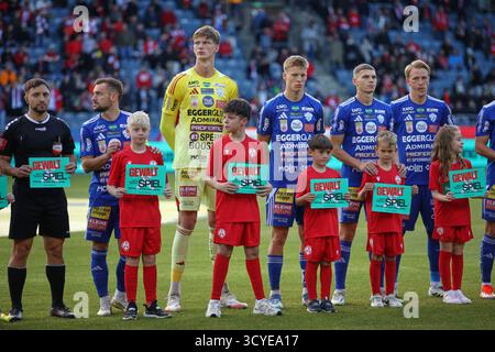 Österreichisches Bundesliga-Fußballspiel zwischen Grazer AK 1902 und TSV Hartberg. Intensive Action, Emotionen und Teamwork auf dem Platz in Graz. Ein aufregendes Spiel mit österreichischen Fußballtalenten, leidenschaftlichen Fans und aufregenden Momenten unter den Lichtern des Stadions. Stockfoto