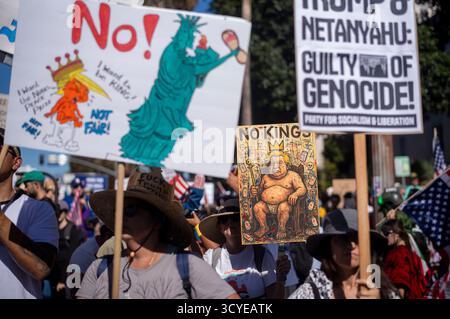Los Angeles, Kalifornien, USA. Oktober 2025. Tausende Demonstranten versammeln sich während des No Kings Day Protest am Samstag, den 18. Oktober 2025 in Los Angeles. (Kreditbild: © Ringo Chiu/ZUMA Press Wire) NUR REDAKTIONELLE VERWENDUNG! Nicht für kommerzielle ZWECKE! Stockfoto