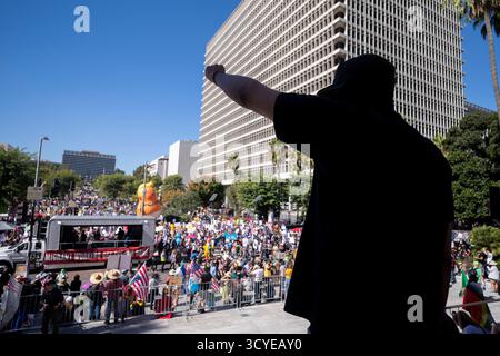 Los Angeles, Kalifornien, USA. Oktober 2025. Tausende Demonstranten versammeln sich während des No Kings Day Protest am Samstag, den 18. Oktober 2025 in Los Angeles. (Kreditbild: © Ringo Chiu/ZUMA Press Wire) NUR REDAKTIONELLE VERWENDUNG! Nicht für kommerzielle ZWECKE! Stockfoto
