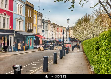 LONDON - 12. APRIL 2022: Zu Fuß in der Portobello Road, London, England, Großbritannien. Die Straße beherbergt einen der bemerkenswertesten Straßenmärkte Londons, auch Lage f Stockfoto