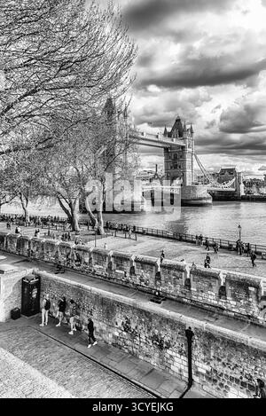 LONDON - 13. APRIL 2022: Die berühmte Tower Bridge, ein historisches Wahrzeichen in London, England, Großbritannien. Die Brücke wurde am 30. Juni 1894 eröffnet Stockfoto