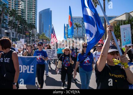 San Diego, Kalifornien, USA. Oktober 2025. Während der Demonstration „No Kings“ marschieren Demonstranten durch die Innenstadt mit Spruchbändern, Fahnen und Schildern, die Demokratie und Einwanderungsrechte verteidigen. (Kreditbild: © Alvaro Diaz/ZUMA Press Wire) NUR REDAKTIONELLE VERWENDUNG! Nicht für kommerzielle ZWECKE! Stockfoto